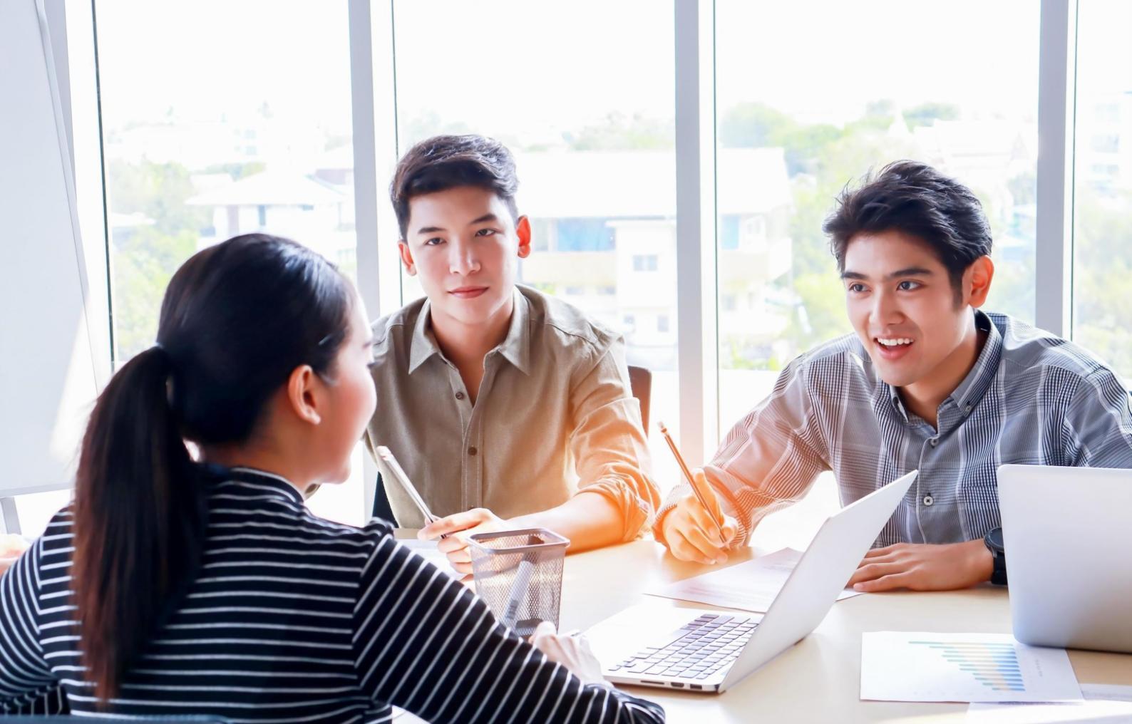 SEO Content Writing Arbeitsplatz mit Laptop und Notizen